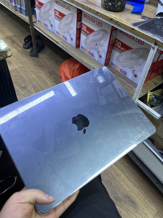 Продам мак бук м2 13.6