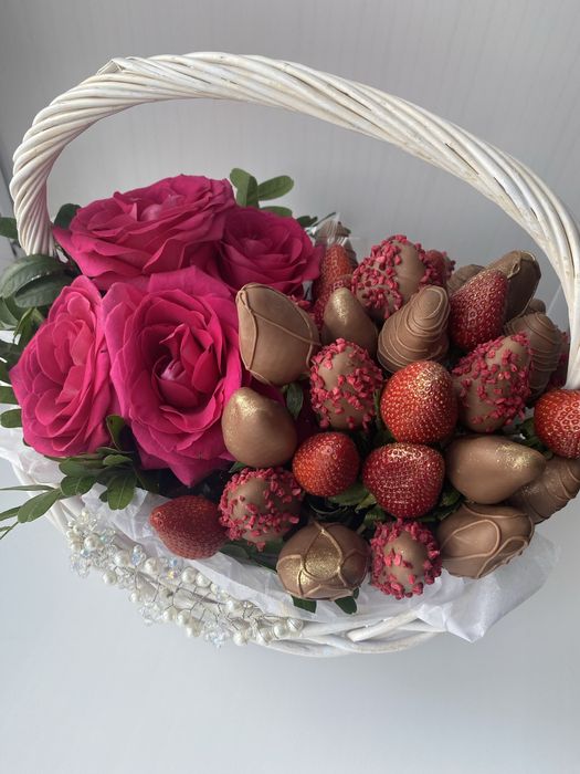 Клубника и финики в шоколаде