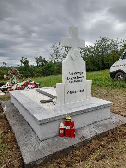 Lucrări în Cimitire  Cruci  Borduri Cavouri