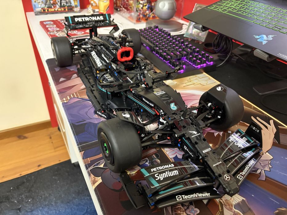 Продавам Lego Technic  42171 Mercedes F1