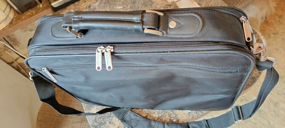 Сумку для ноутбука продам