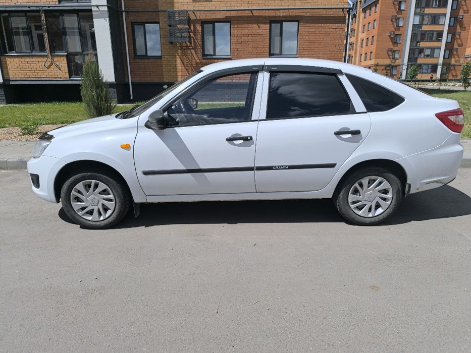 продам гранту лифтбэк 2015г.