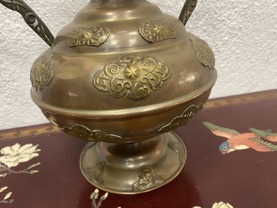 Стара френска ваза от мед с орнаменти