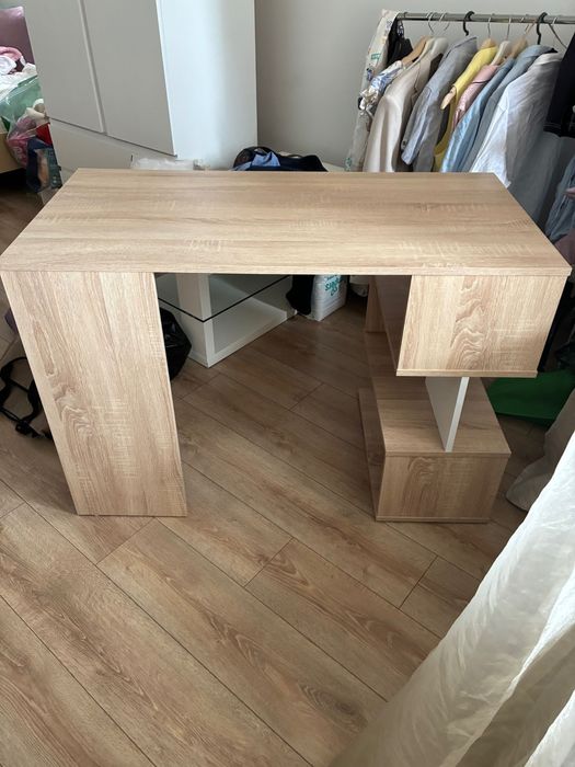 Бюро в цвят дърво с бял акцент