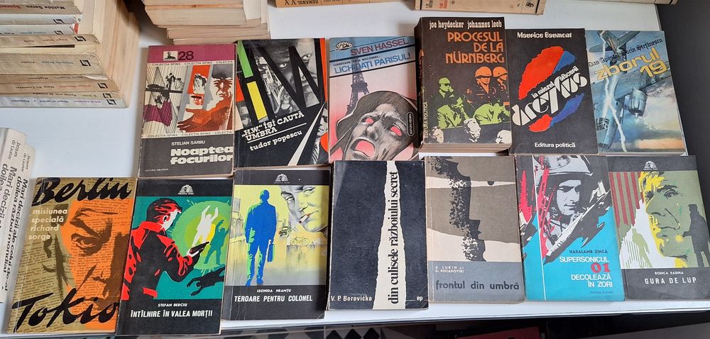 Lot 13 carti politiste 50 lei