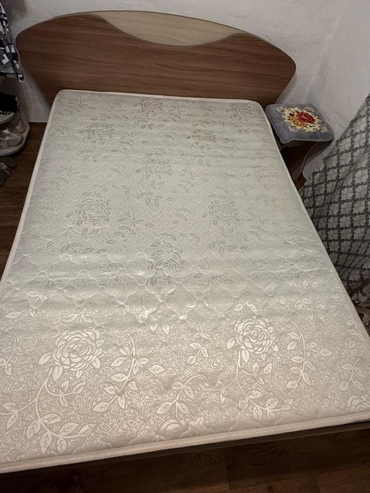 Продам кровать с матрасом 160×200