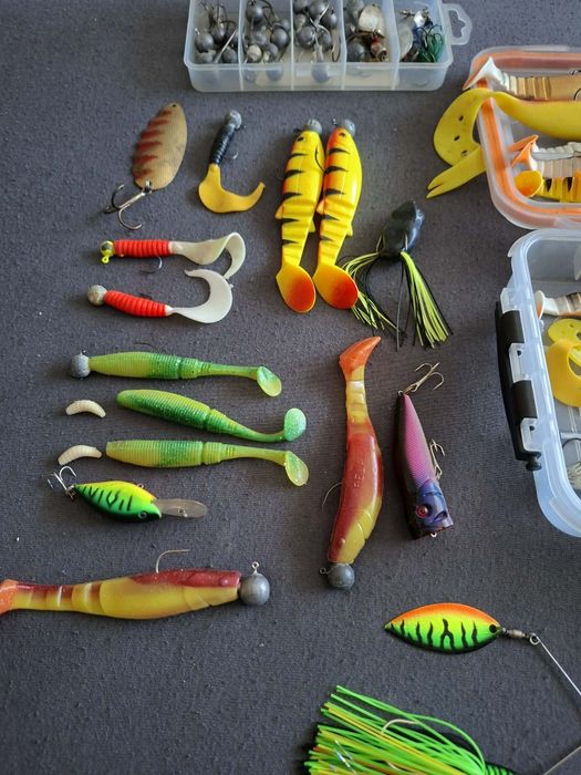 Vand naluci,spinnerbait,broasca,lingurita etc ca nou