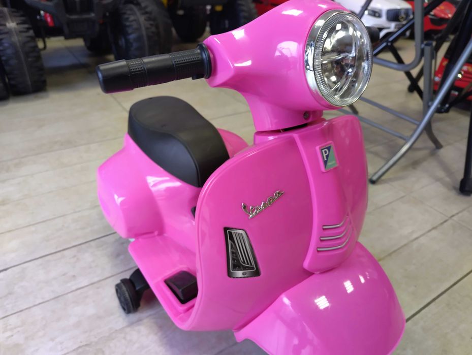 Розов акумулаторен мотор Vespa GTS Sport