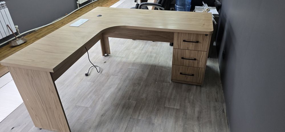 Офисные столы угловые 2 штуки