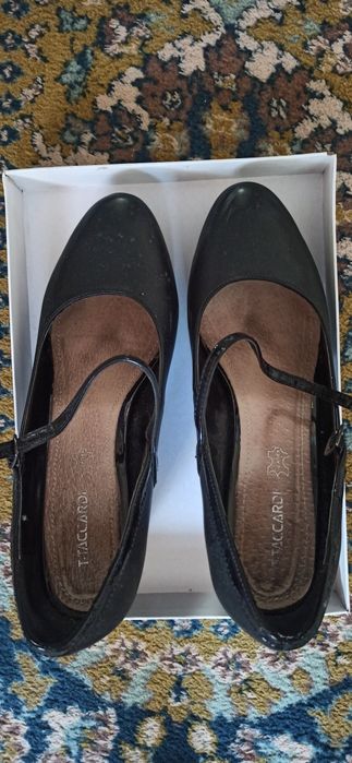 Продам туфли черные на каблуке