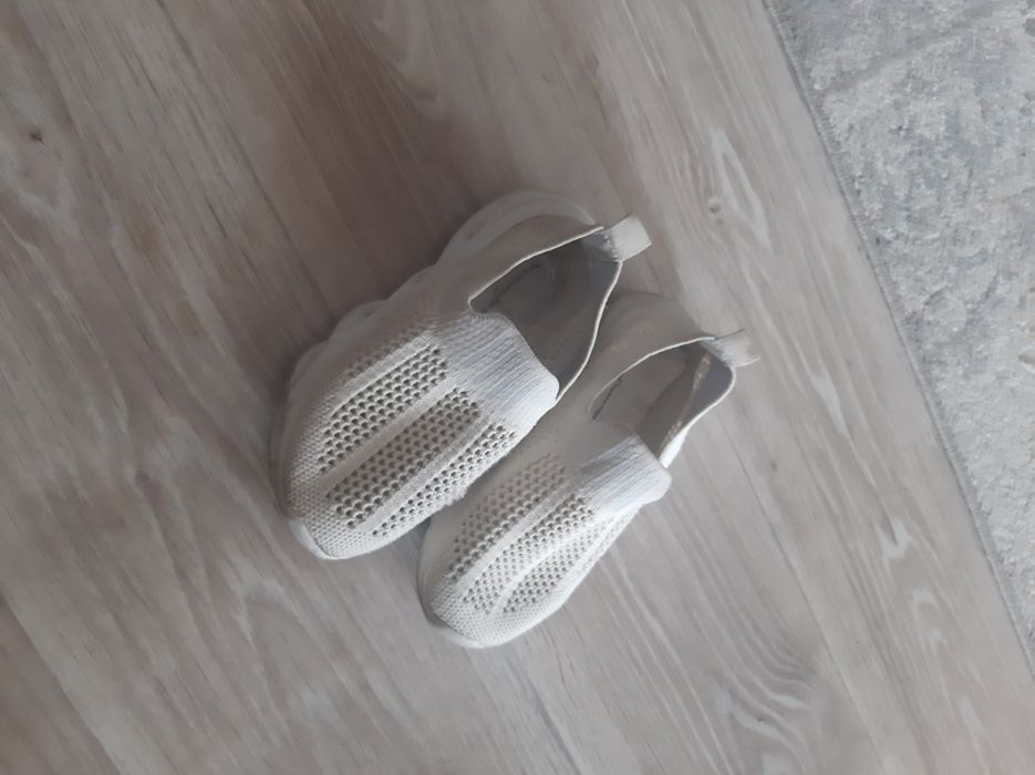 Продам кроссовки на девочку