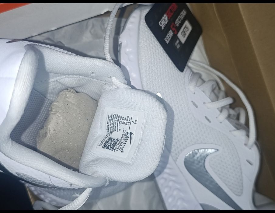 Чисто нови маратонки Nike Revolution  5
