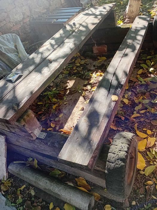 Продавам маса, направена изцяло от траверси