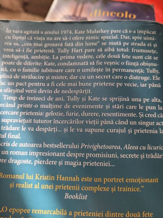 Vând aceste 2 cărți stare buna