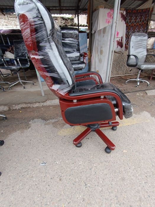 Офисное Кожанние и дубовый кресло