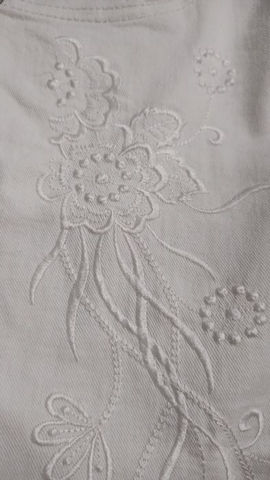 Blugi albi 3/4 brodati
