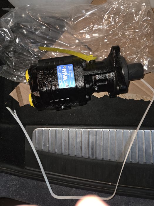 Vând pompa basculare nouă  HYVA