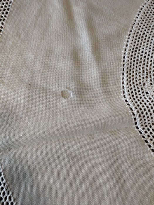 Fata de masa cu dantela crosetata