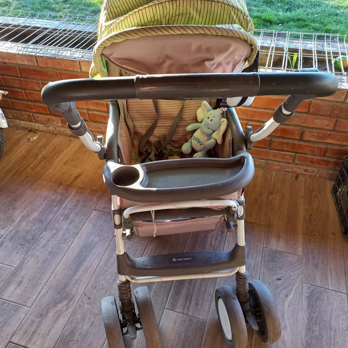 Vând cărucior Bertoni cu mâner reversibil