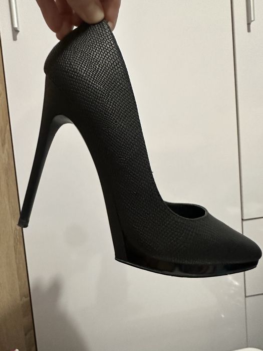 Дамски черни обувки на ток,40