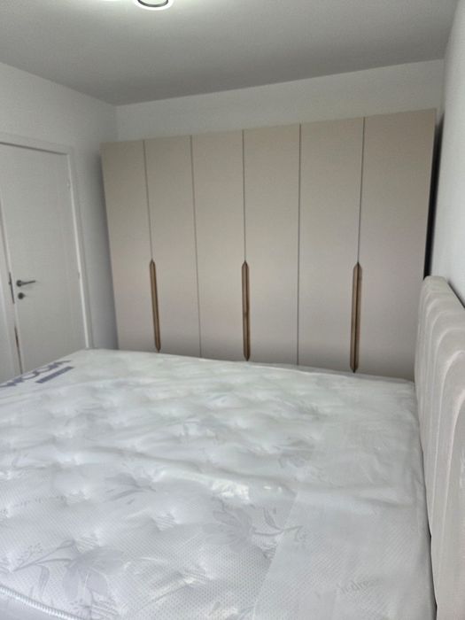 Închiriez apartament cu 2 camere, mobilier premium, loc de parcare inclus