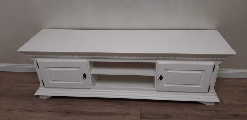 Comoda TV din lemn clasic