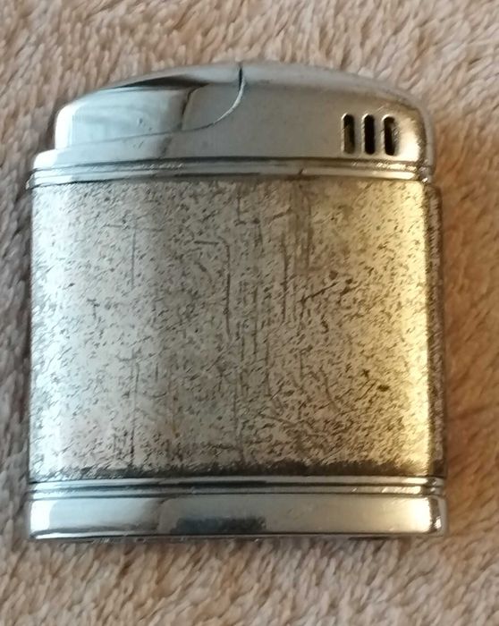 Порцеланов пепелник.Бензинови и газови запалки.