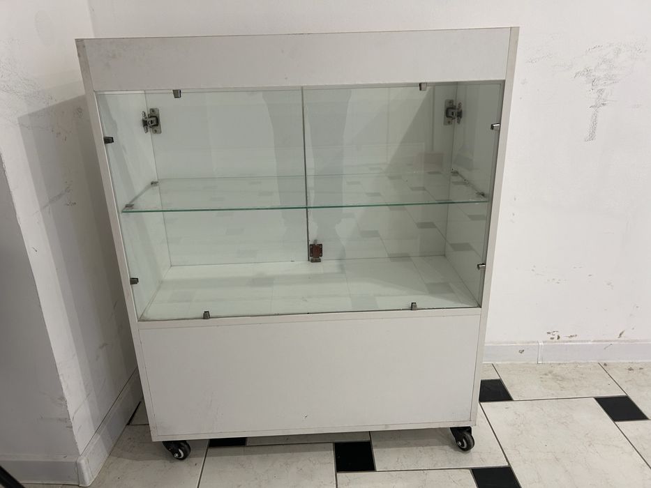Витрины шкафы для бизнеса