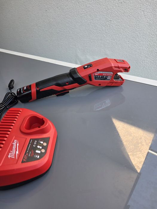Mașină de tăiat țevi CUPRU INOX Milwaukee M12 PCSS