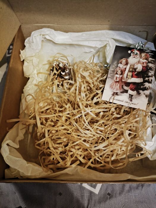 Две новогодние подарочные коробки