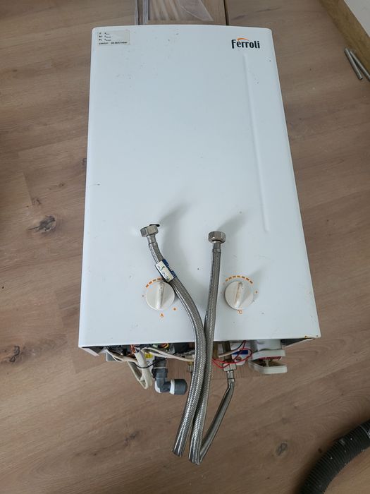 Boiler pe gaz instant folosit  dar merge foarte bine
