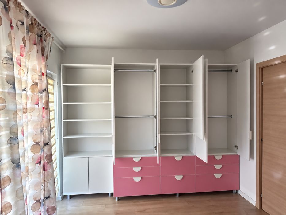Dormitor complet cu mobilier alb/roz