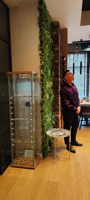 Луксозна стъклена витрина с лична колекция от скъпи сувенири