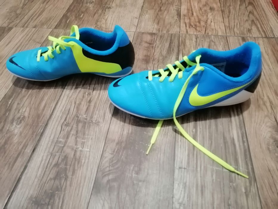 Детски футболни бутонки NIKE