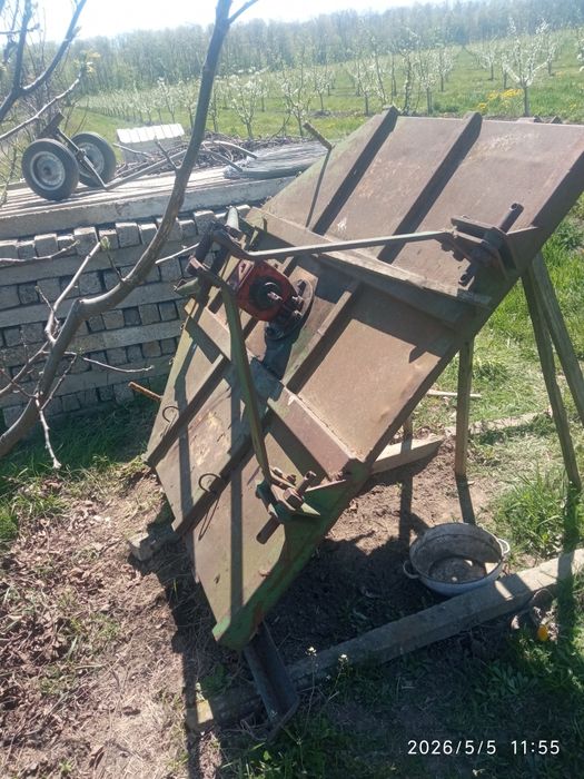Vând tocătoare de vegetale ( tip broască) pentru livezi, pășune,etc.etc.