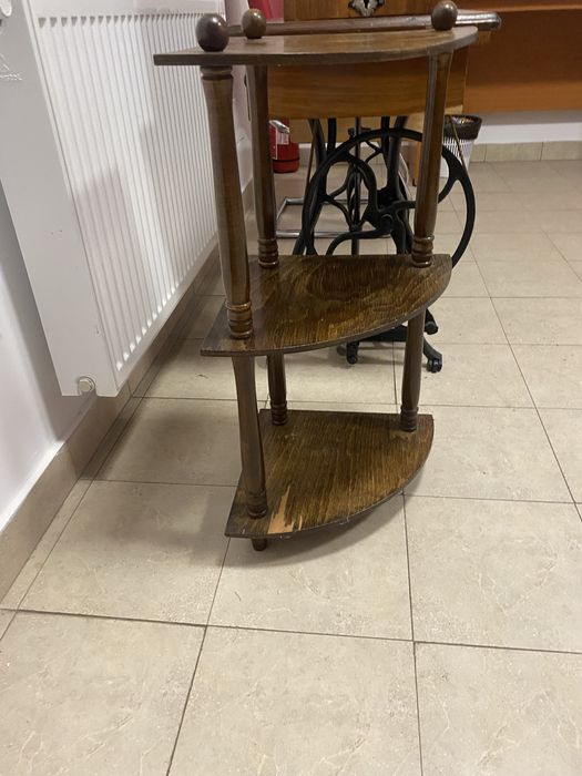 Măsuță veche de colț