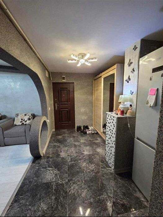 Închiriez apartament cu 3 camere