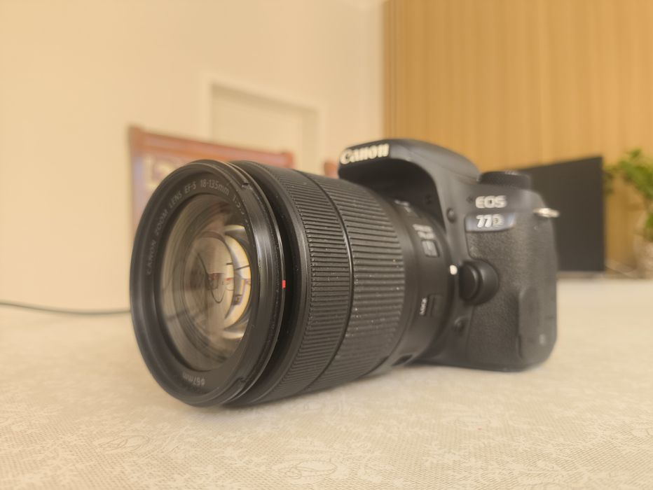 Canon 77D с комплектом