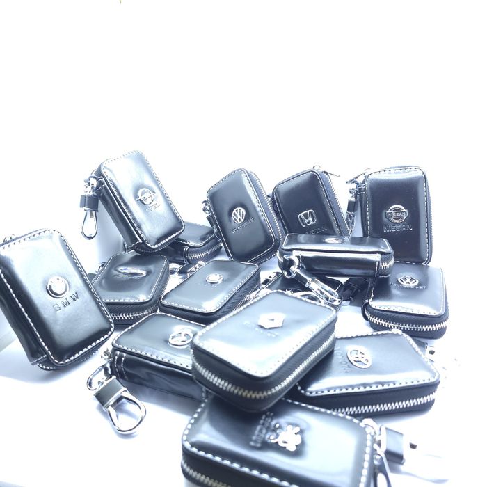 Кожен калъф чантичка за ключове с метално лого