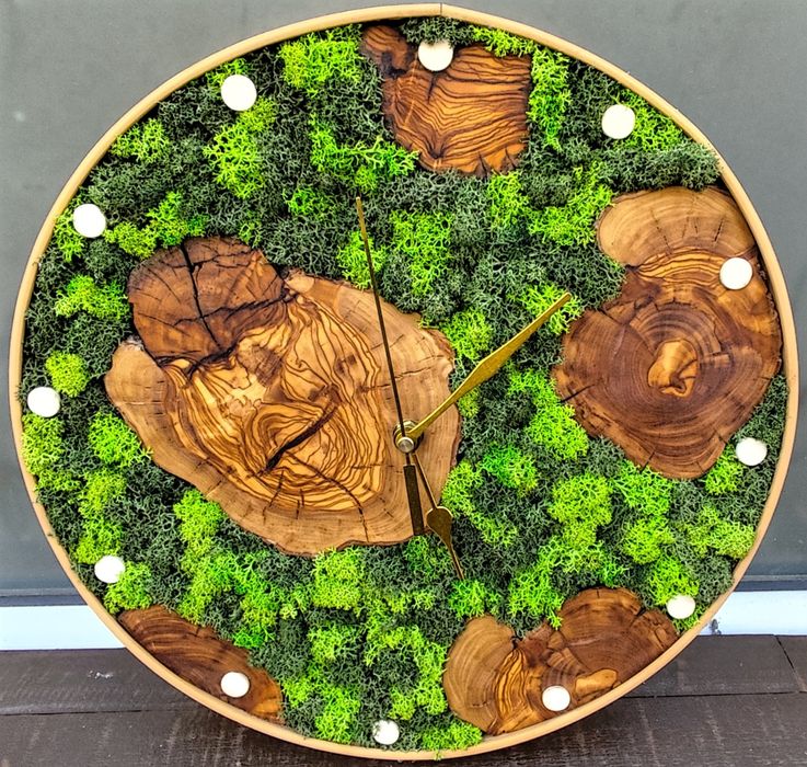 Часовник със скандинавски мъх и масивно дърво