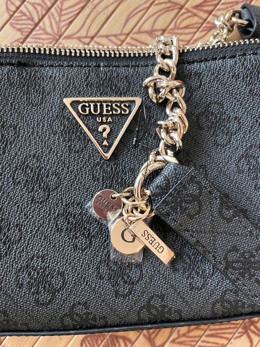 Актуална чантичка Guess