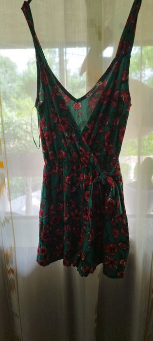 Vând salopetă nouă dar fără etichete, culoare verde închis ,