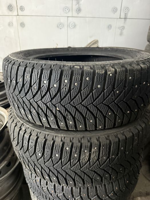 Продам шипованные шины 2шт