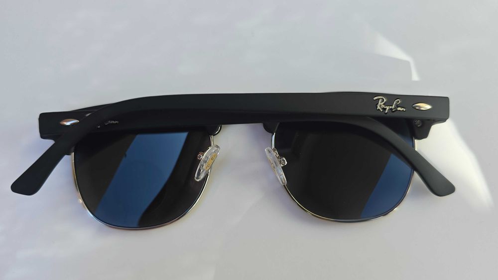 Ochelari de soare Rayban Clubmaster rama argintie.