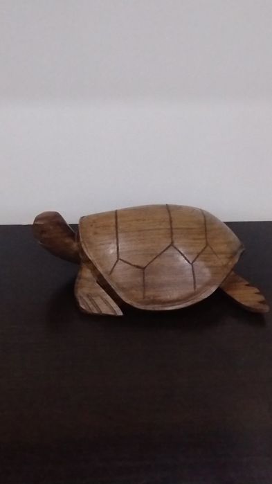 Изключително голяма, тежка фигура на костенурка от дърво.