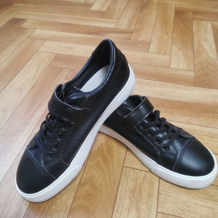 Продам школьные туфли