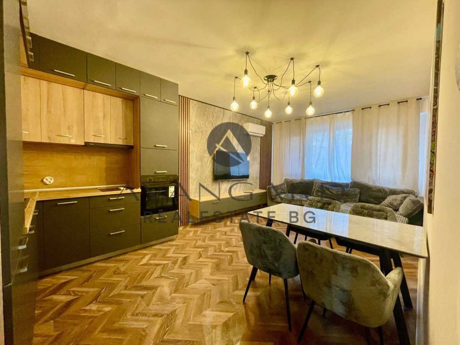Продава се Тристаен апартамент в Пловдив, Христо Смирненски - 70 кв.м за 2057 €/кв.м - Снимка #1