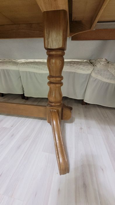 Стол дубовый передвижной