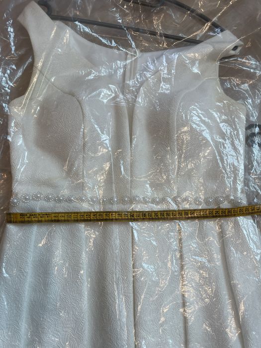 Бяла официална рокля за повод, с блестящи частици