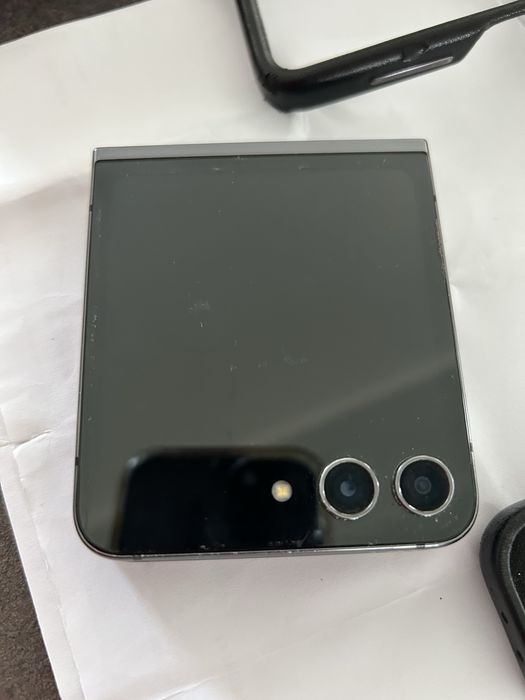 Vând Samsung Galaxy Z Flip 5 (model SM-F731B), varianta cu 512 GB memorie internă și 8 GB RAM, culoare Graphite
